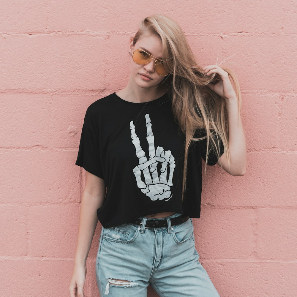 Model memakai kaos oversize hitam Altertee